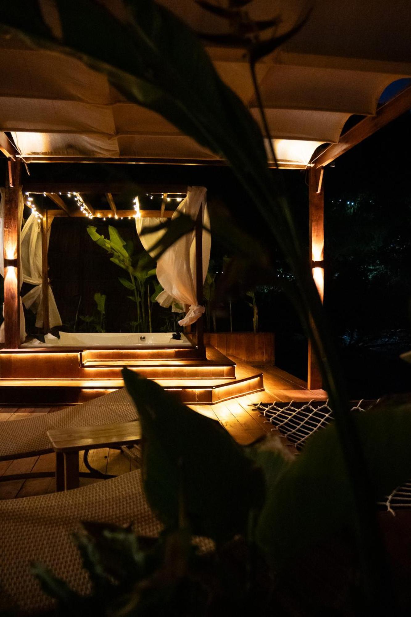Beachfront Luxury Dome Villas - Gamat Bay Resort Nusa Penida Exteriör bild