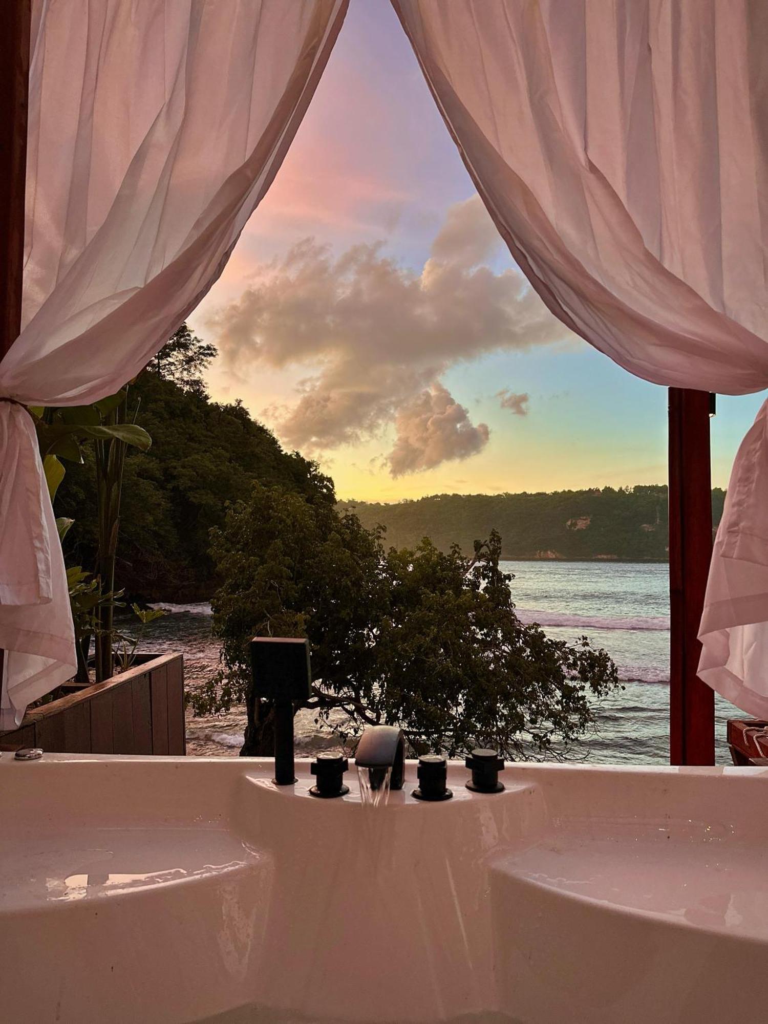 Beachfront Luxury Dome Villas - Gamat Bay Resort Nusa Penida Exteriör bild