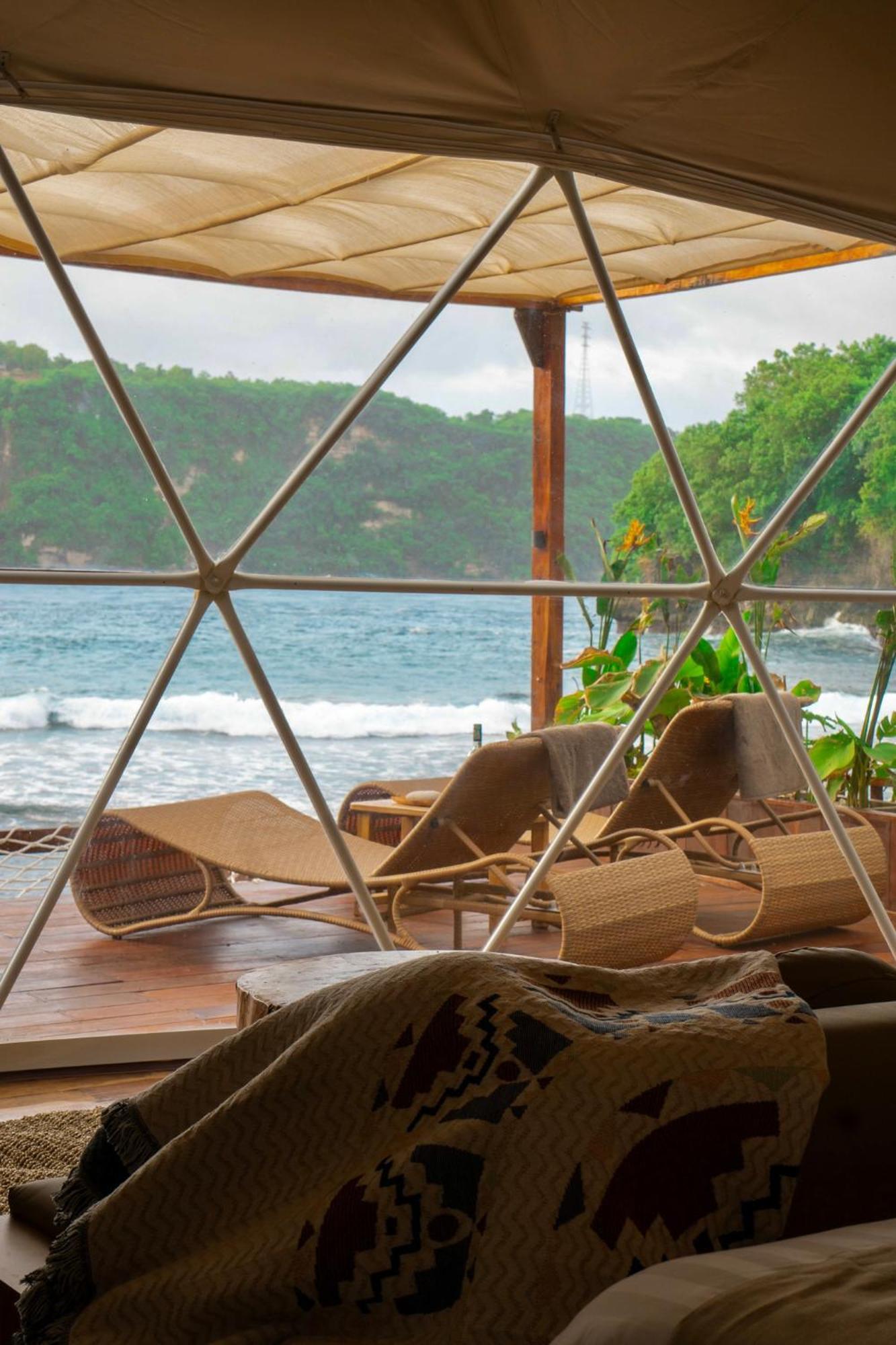 Beachfront Luxury Dome Villas - Gamat Bay Resort Nusa Penida Exteriör bild