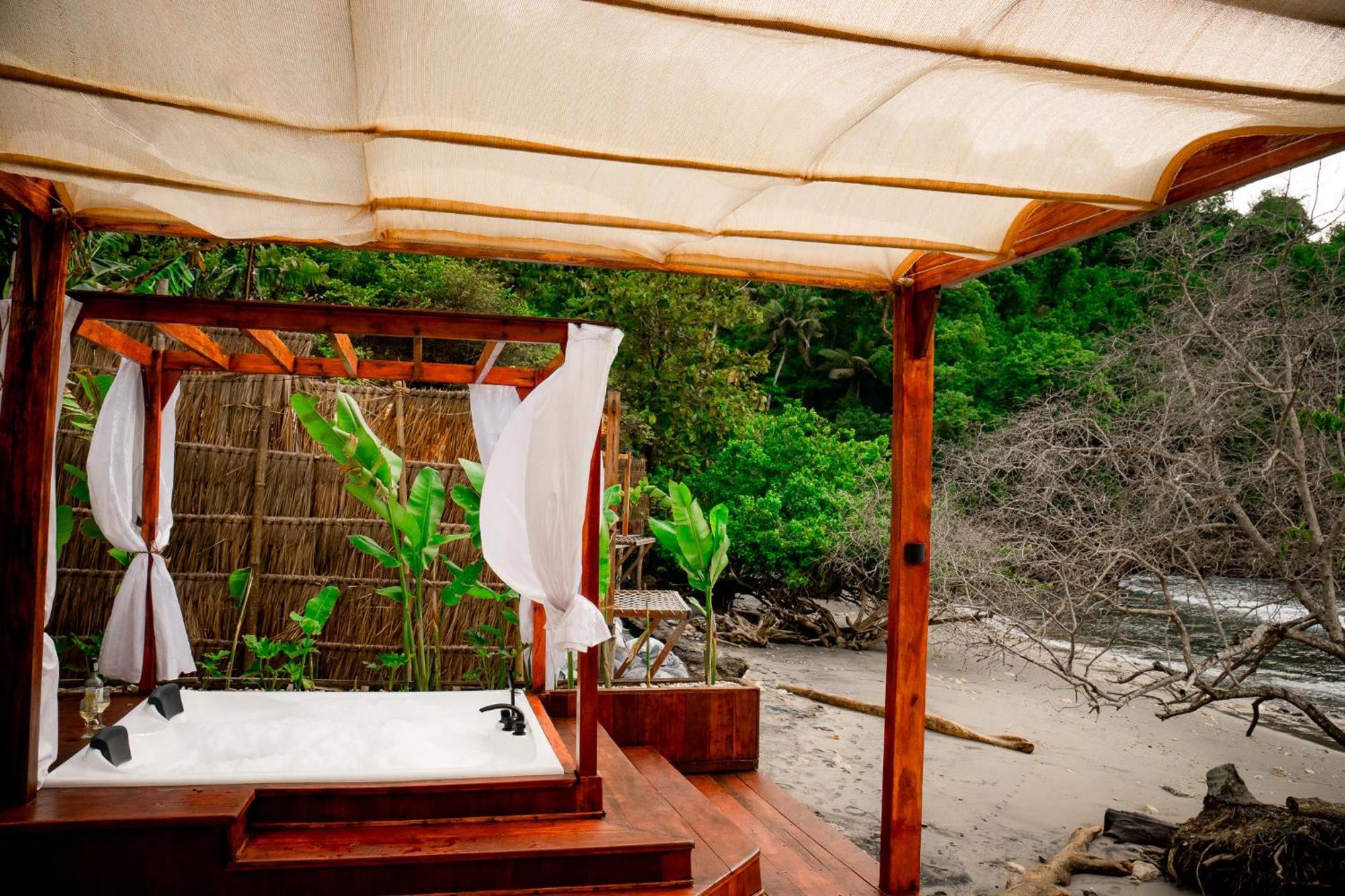 Beachfront Luxury Dome Villas - Gamat Bay Resort Nusa Penida Exteriör bild